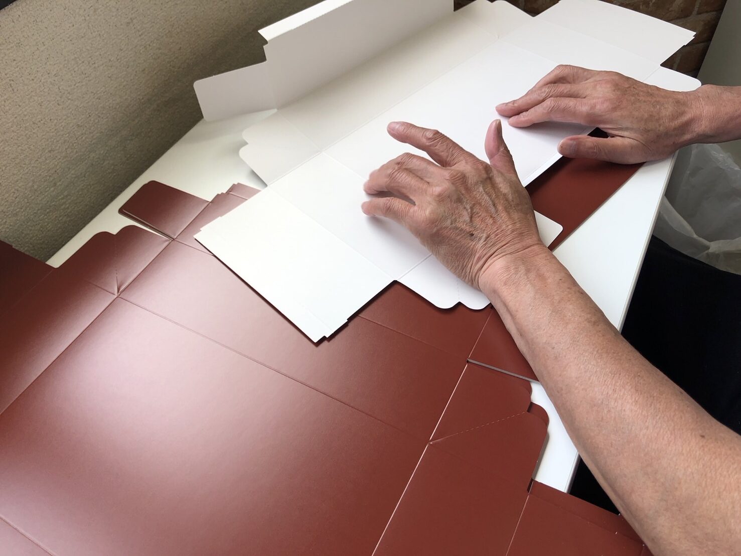サンライフ🎁箱折り作業の様子サムネイル