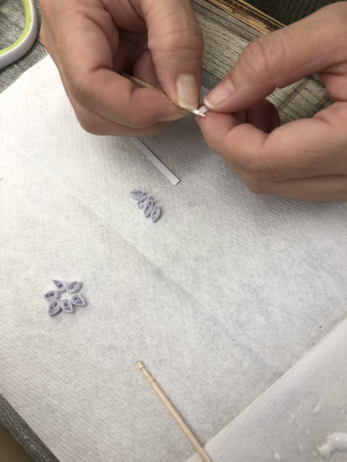 サンライフ✂️ペーパークイリング作業の様子サムネイル